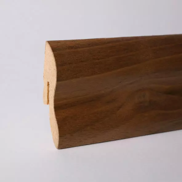 Furnier-Sockelleiste 40 mm in Nussbaum gelackt