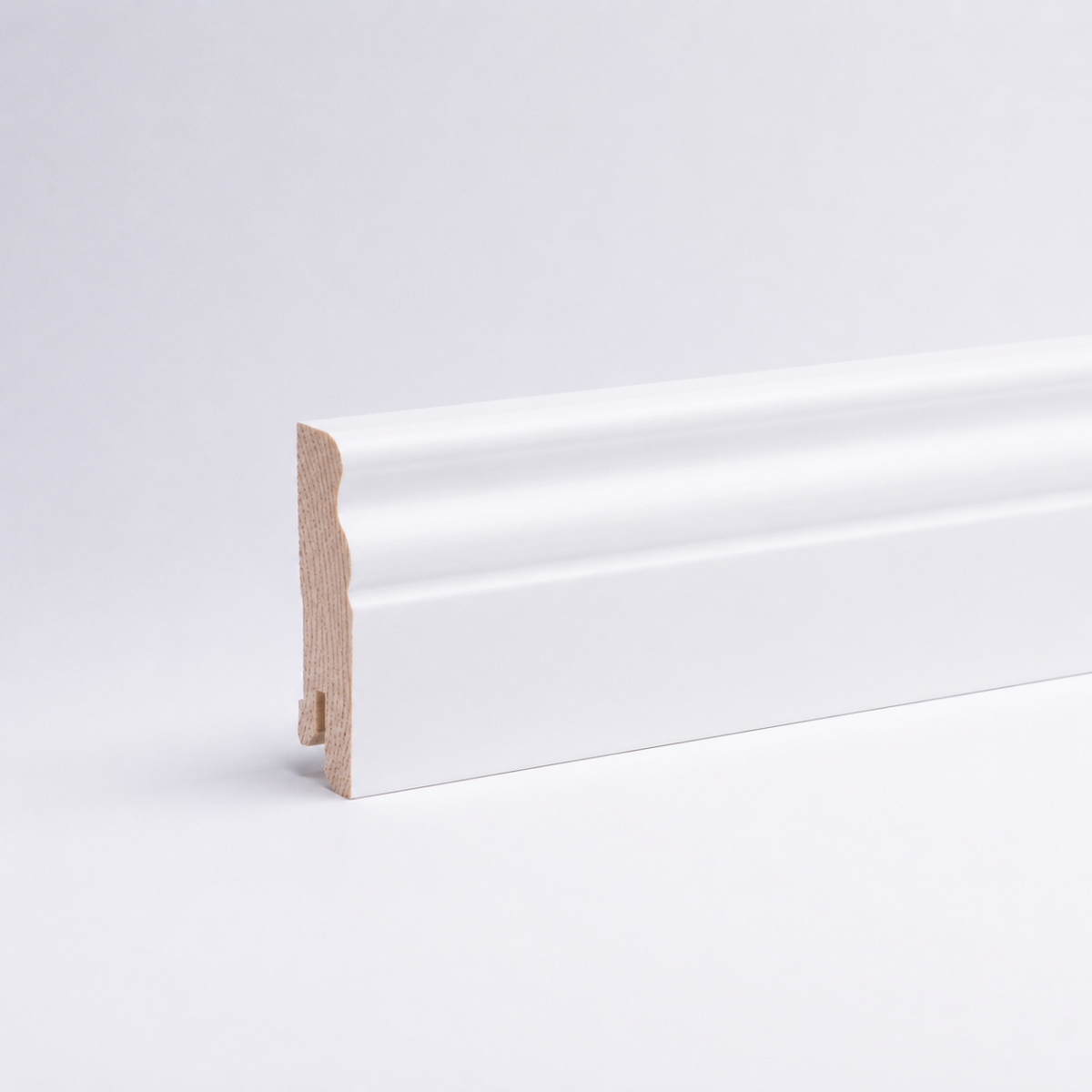Battiscopa in legno massello con profilo Berlin  bianco coprente laccato 60 x 15 mm RAL 9016