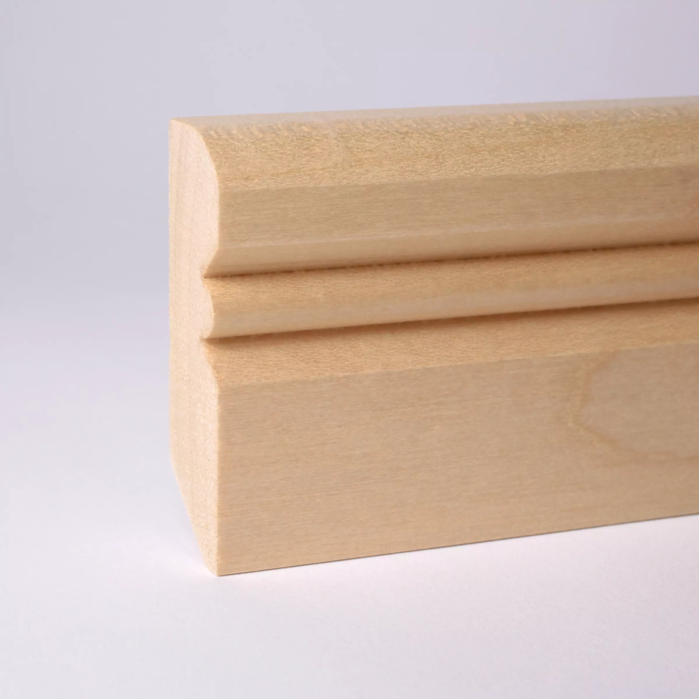 Solid wood skirting board Alt Reno profile 80mm - varnished maple