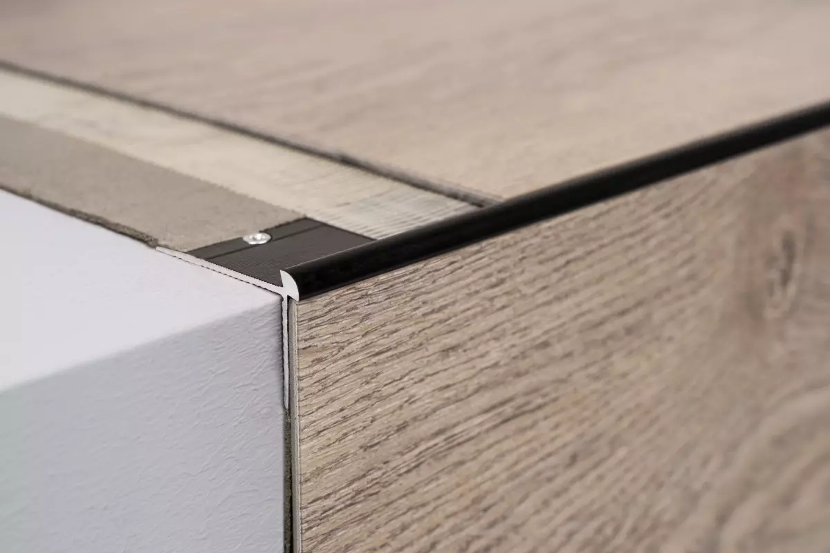 Treppenkantenprofil für 3mm Beläge Schwarz pulverbeschichtet - 2,50 m