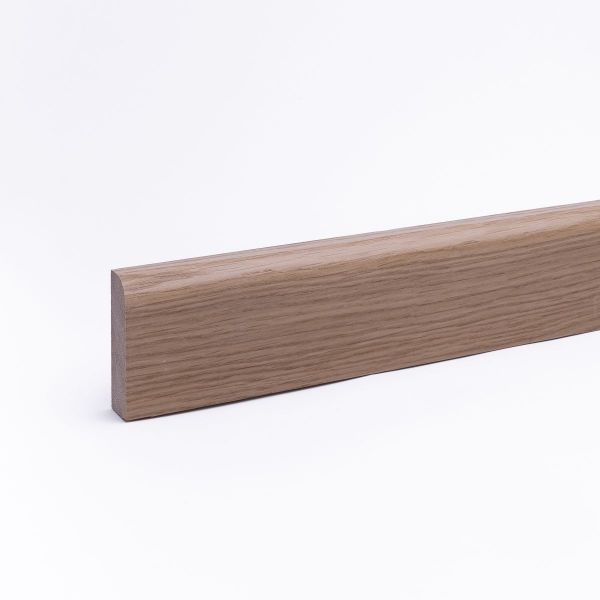 Plinthe en bois véritable avec arrondi bord avant 58 x 19mm chêne laqué
