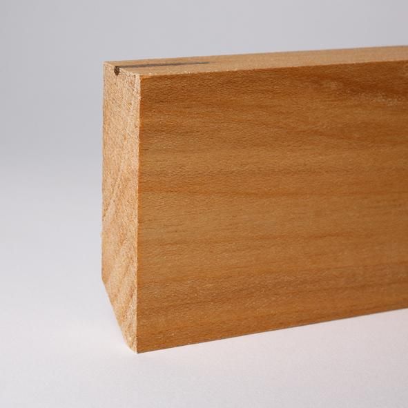 Plinthe en bois véritable carré 60 mm érable huilé