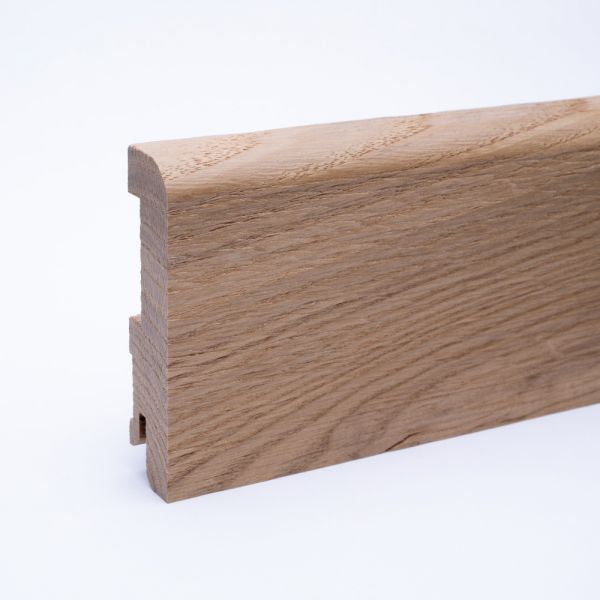 Massivholz-Sockelleiste mit abgerundeter 80mm - Eiche gebürstet und lackiert
