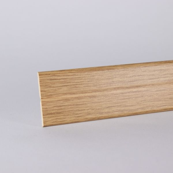 Listón de curvatura sobre soporte de MDF en aspecto de madera de light Oak